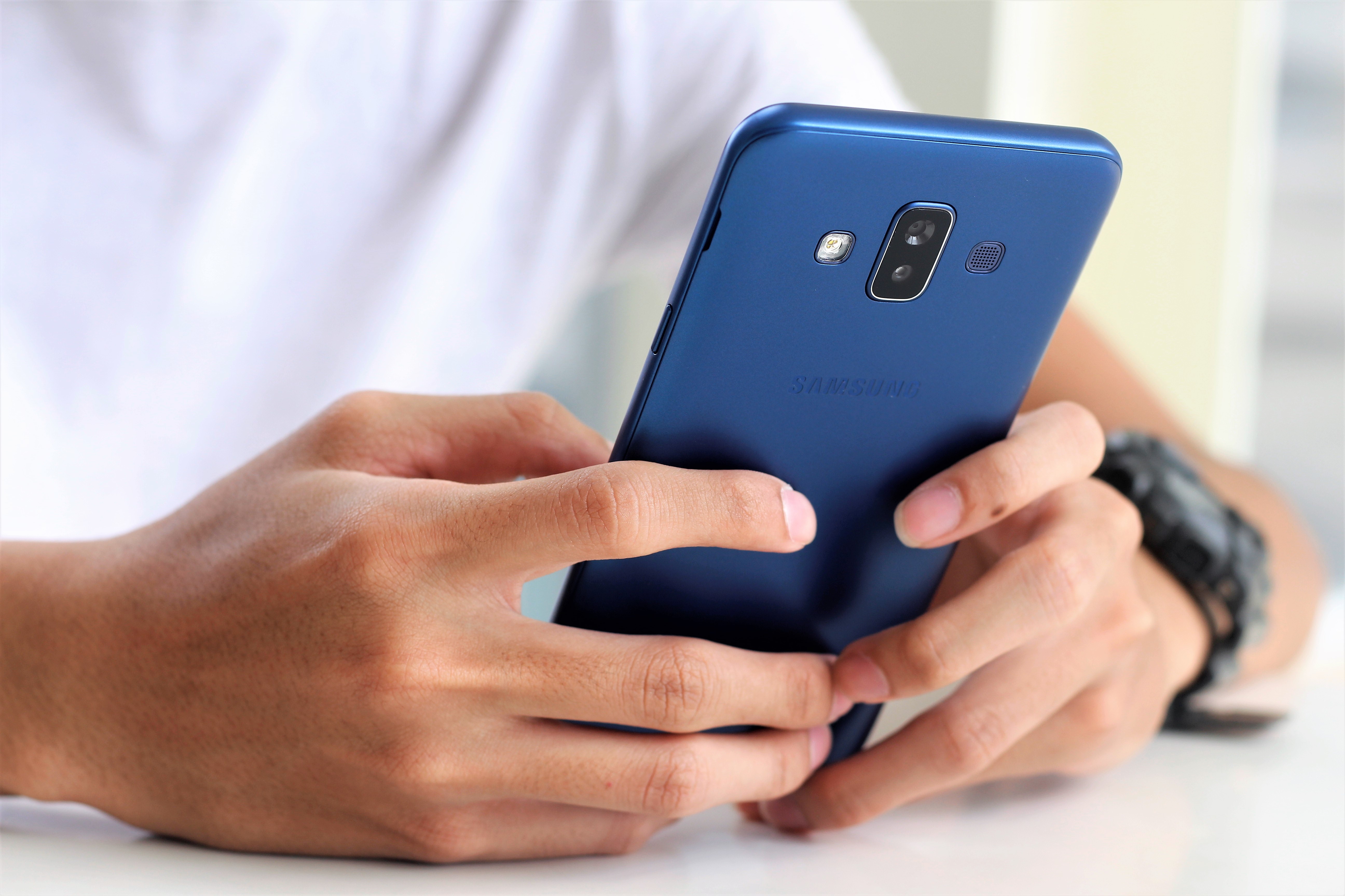 Trai nghiem nhanh Galaxy J7 Duo anh 2