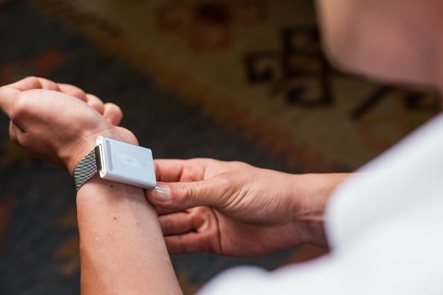 Thiet bi nho nhu chiec dong ho nay co the thay the dieu hoa hinh anh