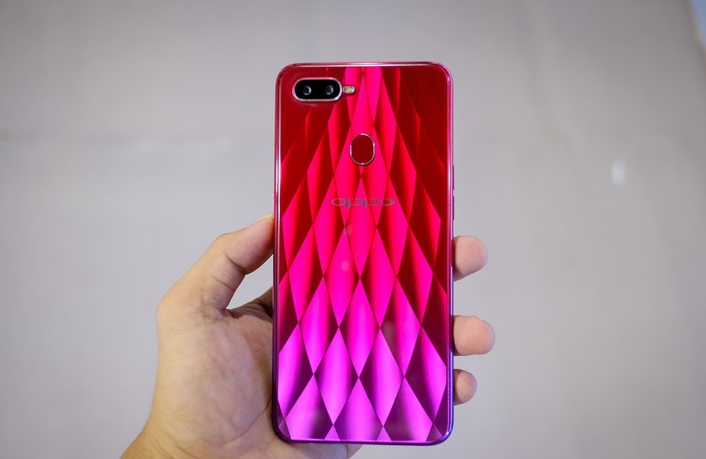 Trai nghiem nhanh Oppo F9 - sac nhanh, man hinh giot nuoc hinh anh