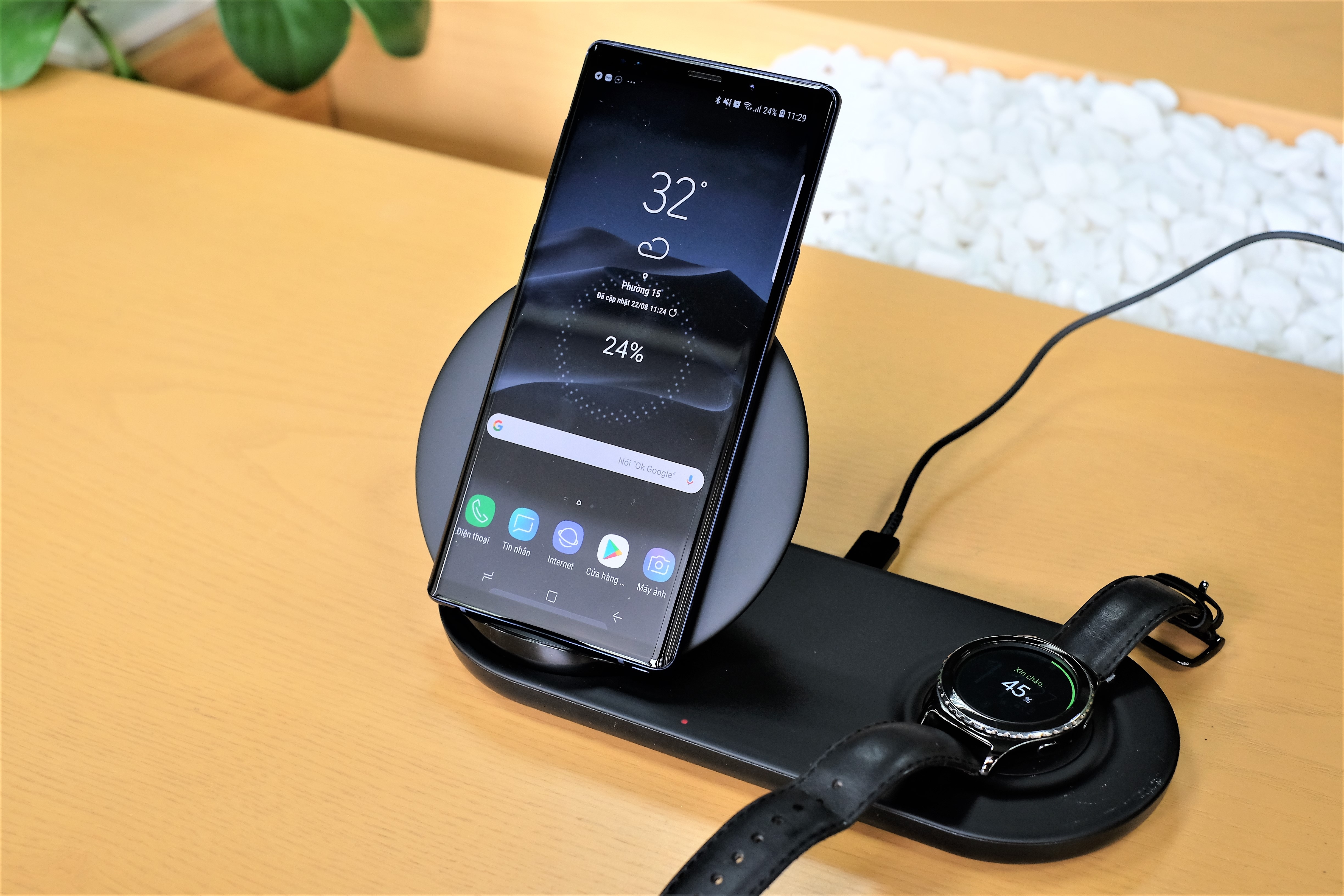 Chi tiet de sac doi khong day cua Samsung - thiet ke dep, sac nhanh hinh anh