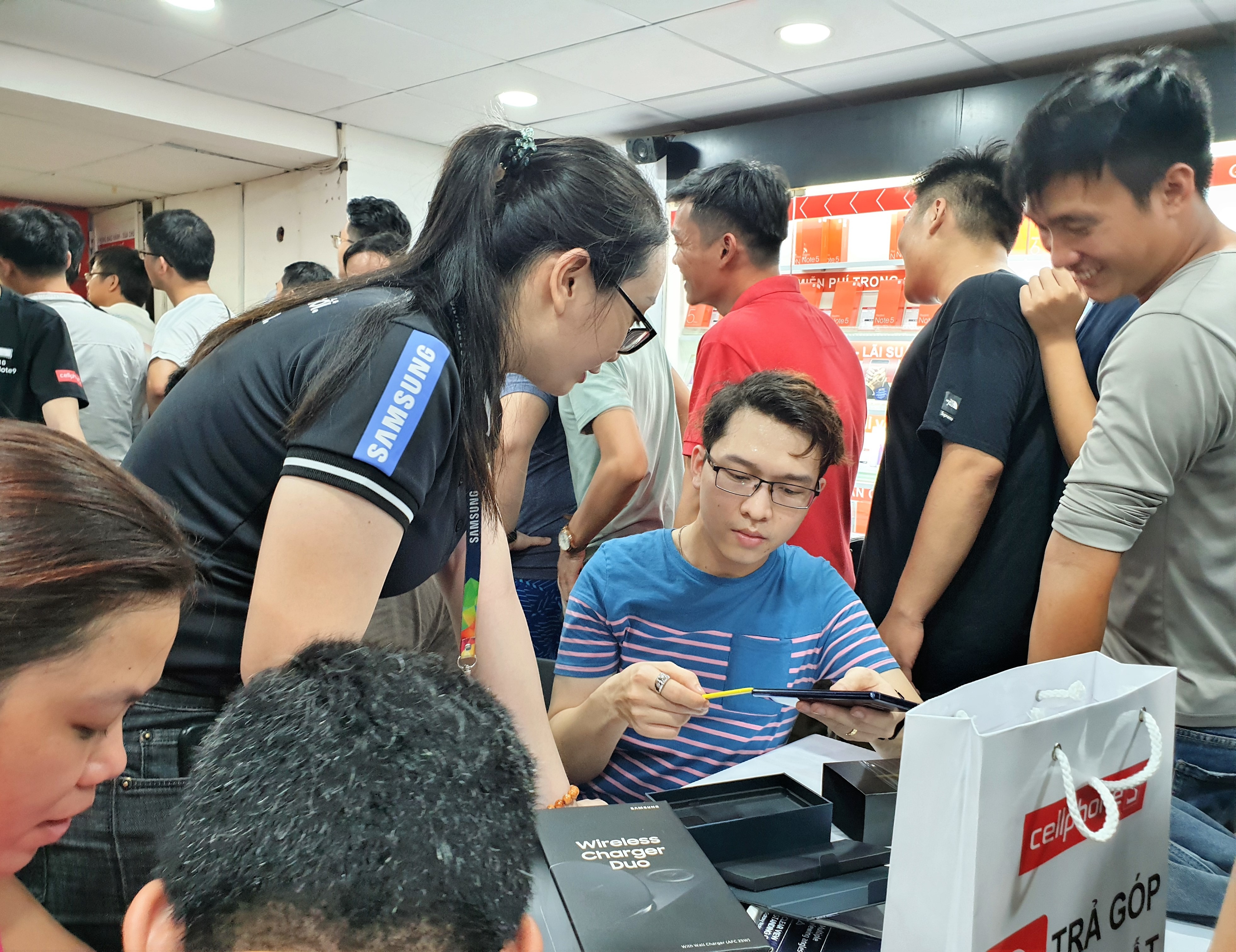 Nhung khach hang dau tien noi gi ve Galaxy Note9? hinh anh