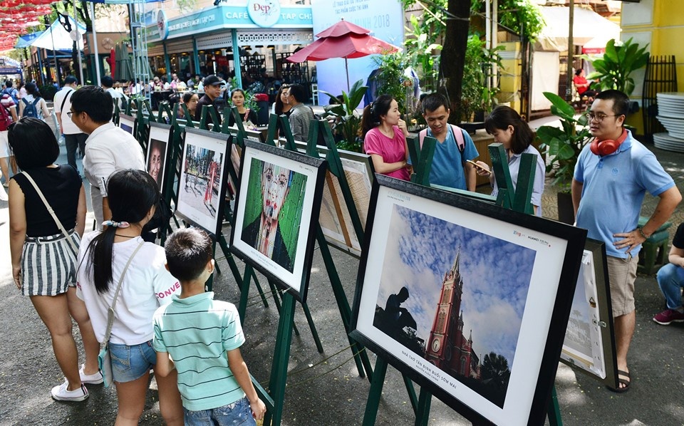 Trien lam anh 'TP.HCM 2018' thu hut nhieu nguoi xem tai duong sach hinh anh