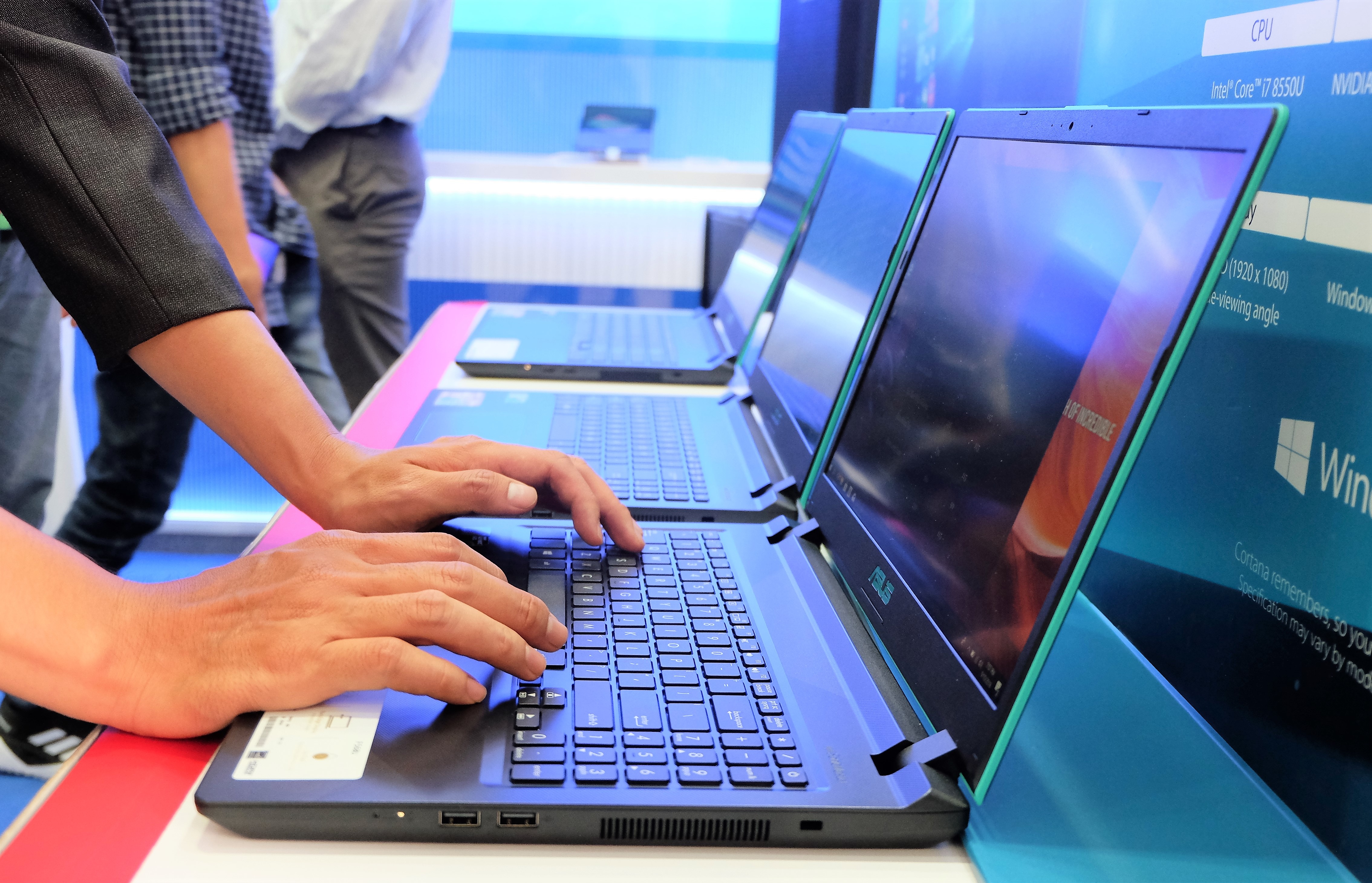 Asus F560 ra mat anh 6