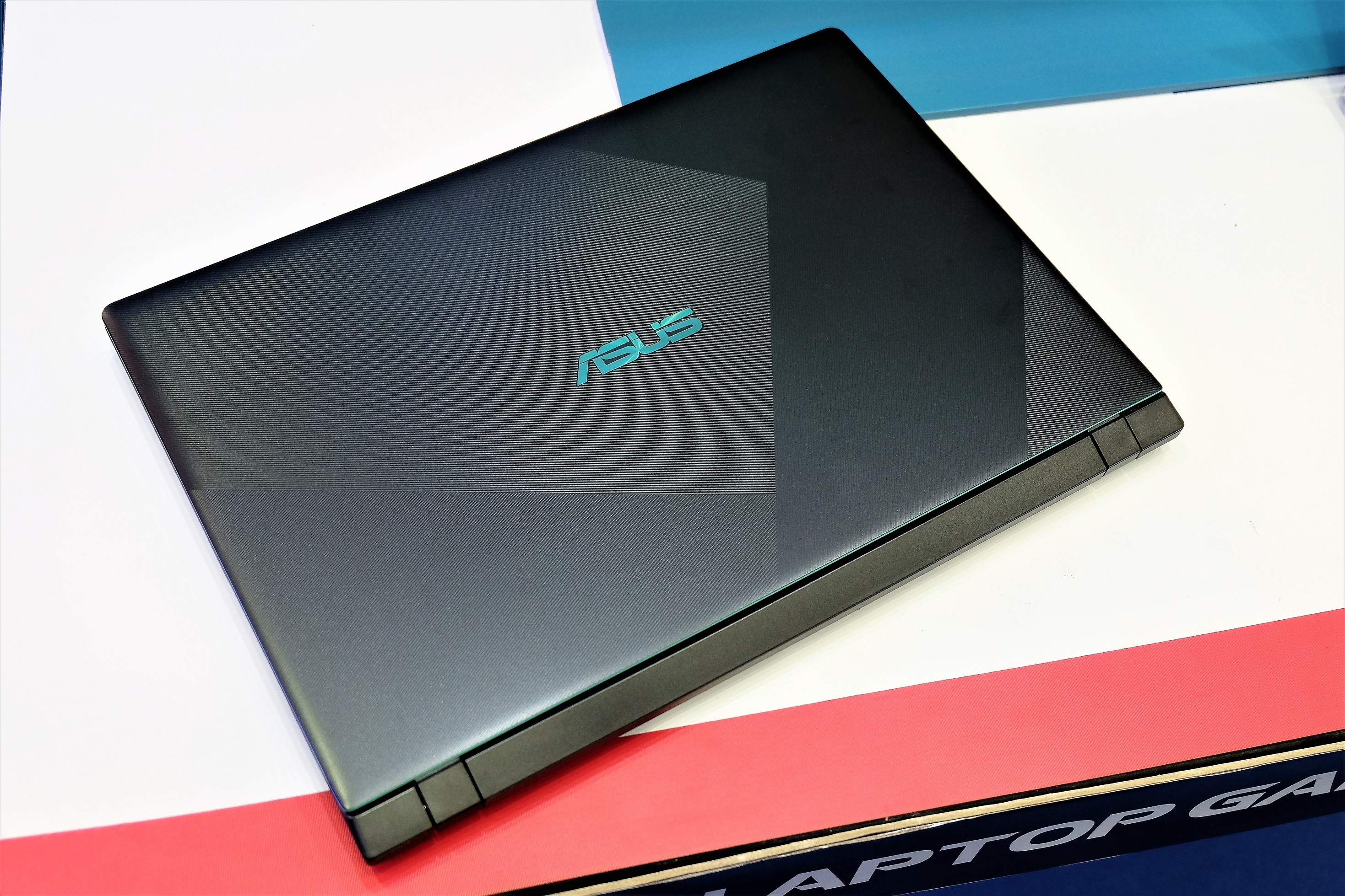 Asus F560 ra mat anh 4