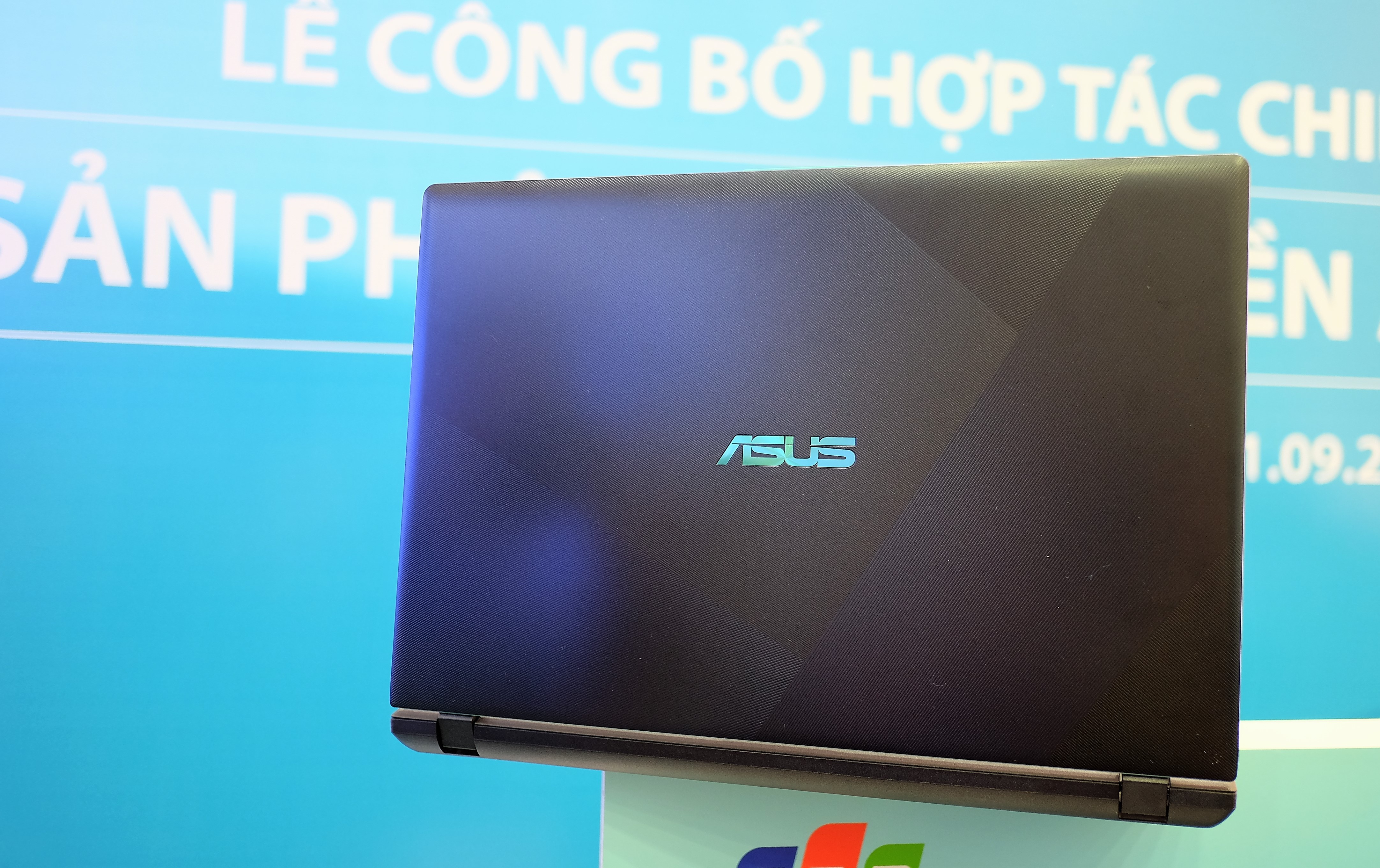 Asus F560 ra mat anh 7