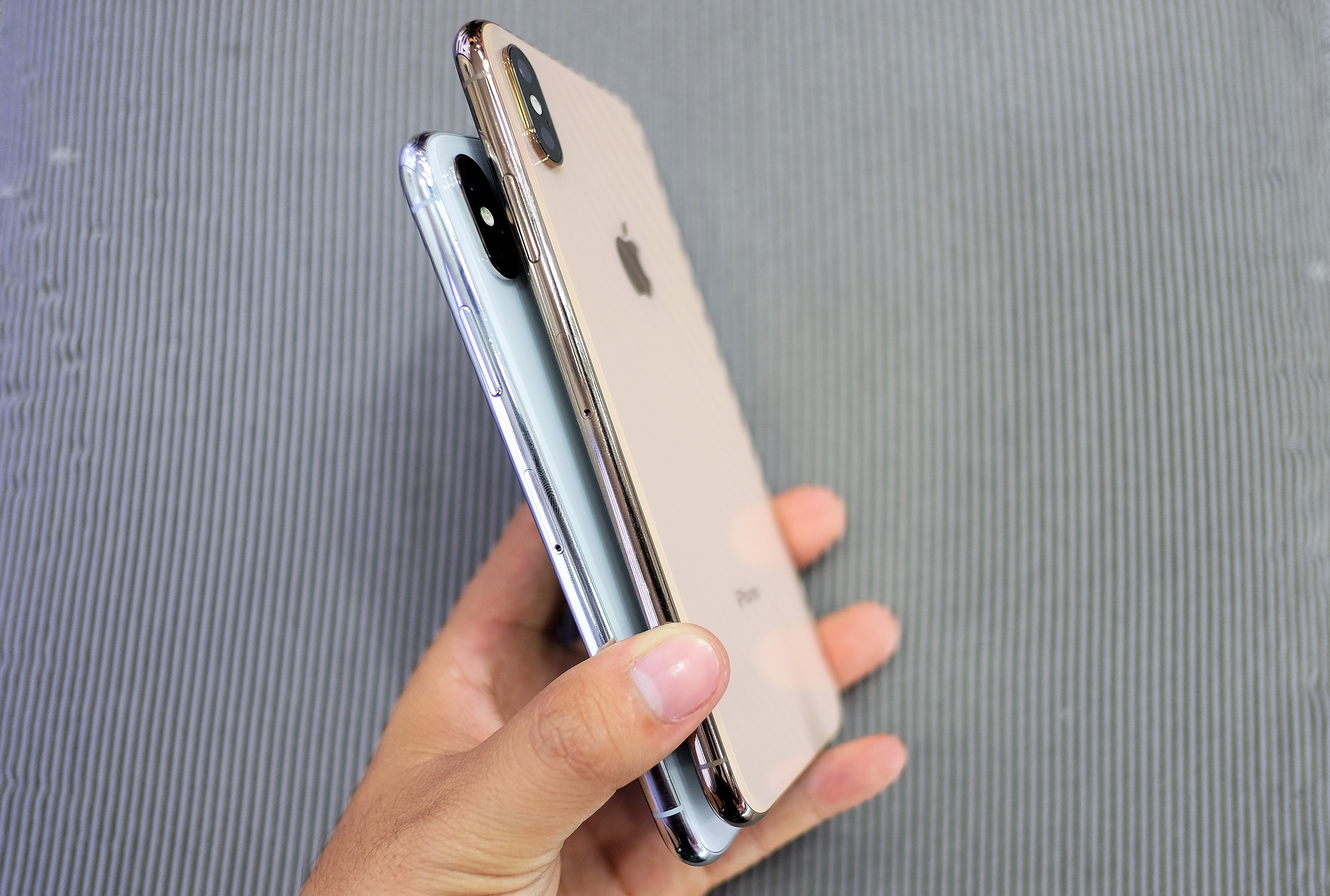 So sanh iPhone XS Max voi iPhone X anh 7