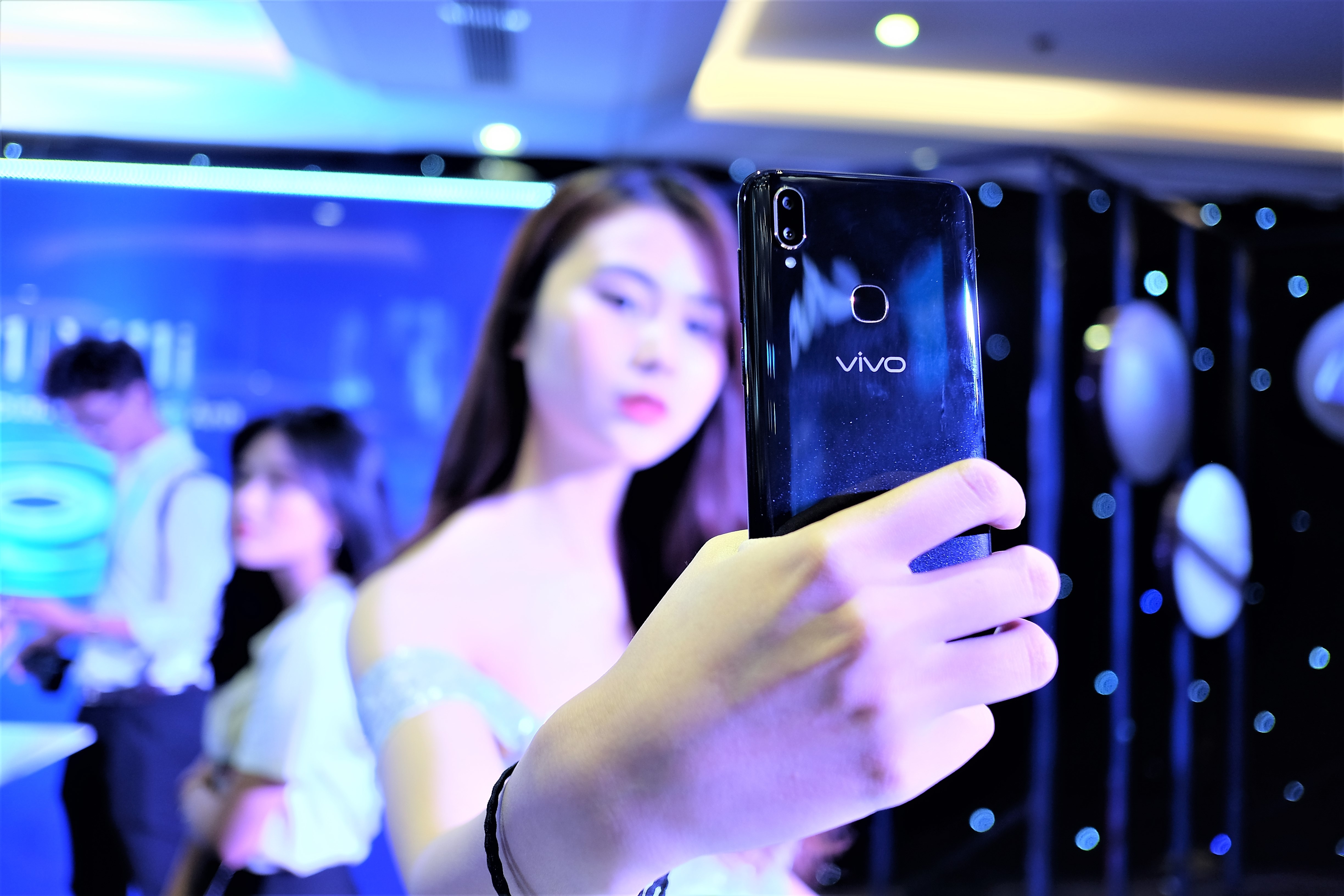 Trai nghiem Vivo V11 tai Viet Nam hinh anh