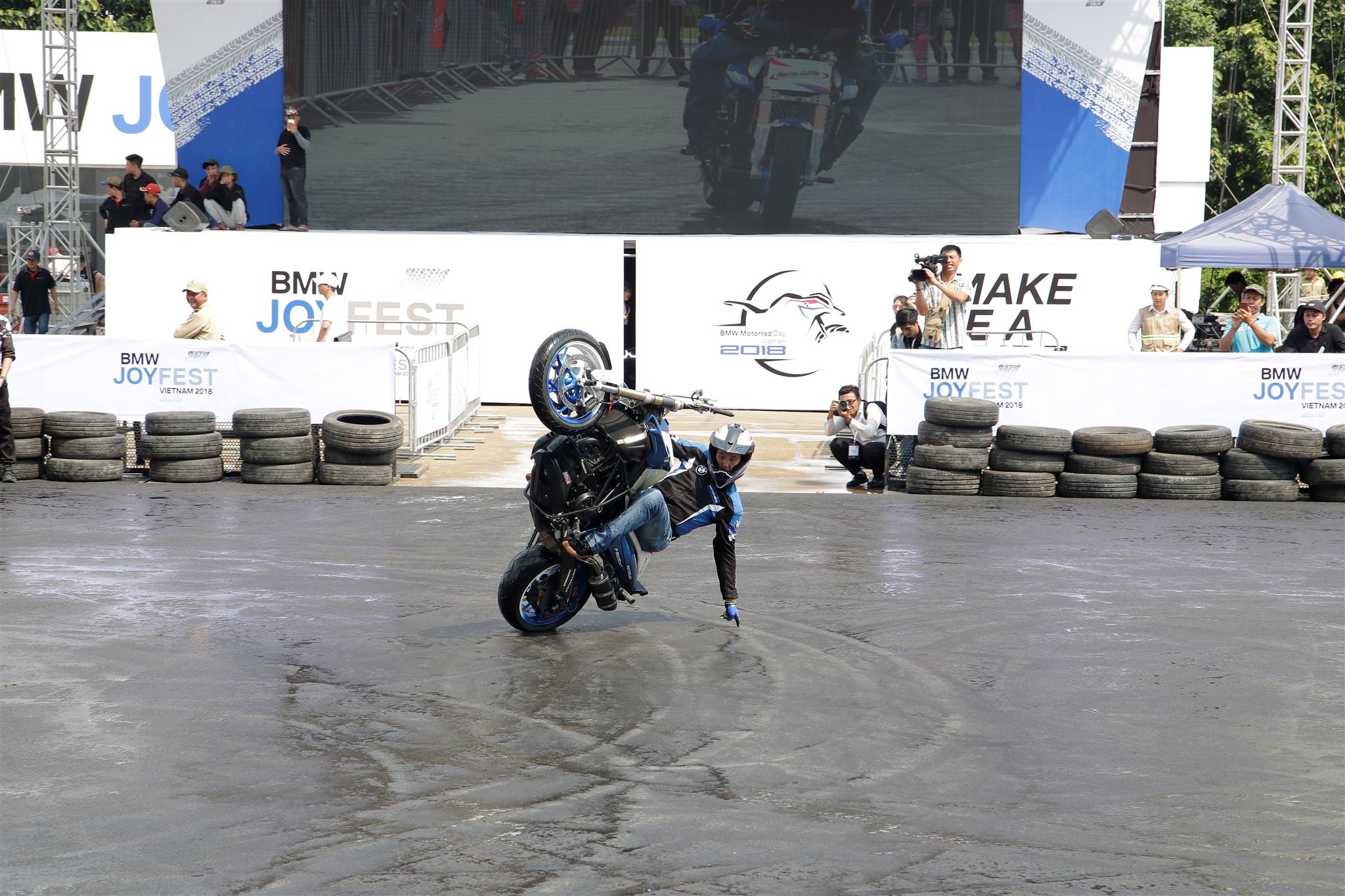 Man stunt mao hiem khien khan gia dung tim tai BMW Joyfest hinh anh
