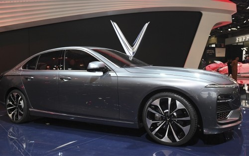 Chi tiet mau sedan VinFast Lux A2.0 vua ra mat hinh anh