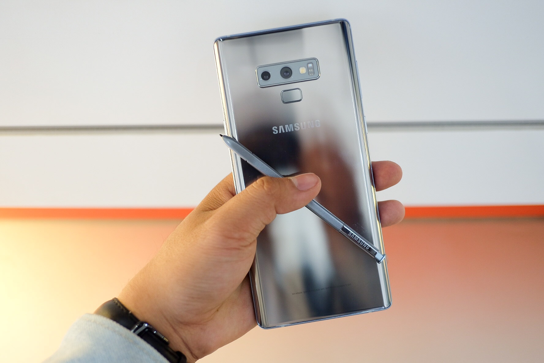 Chi tiet Galaxy Note9 mau bac khong ban chinh hang o VN hinh anh