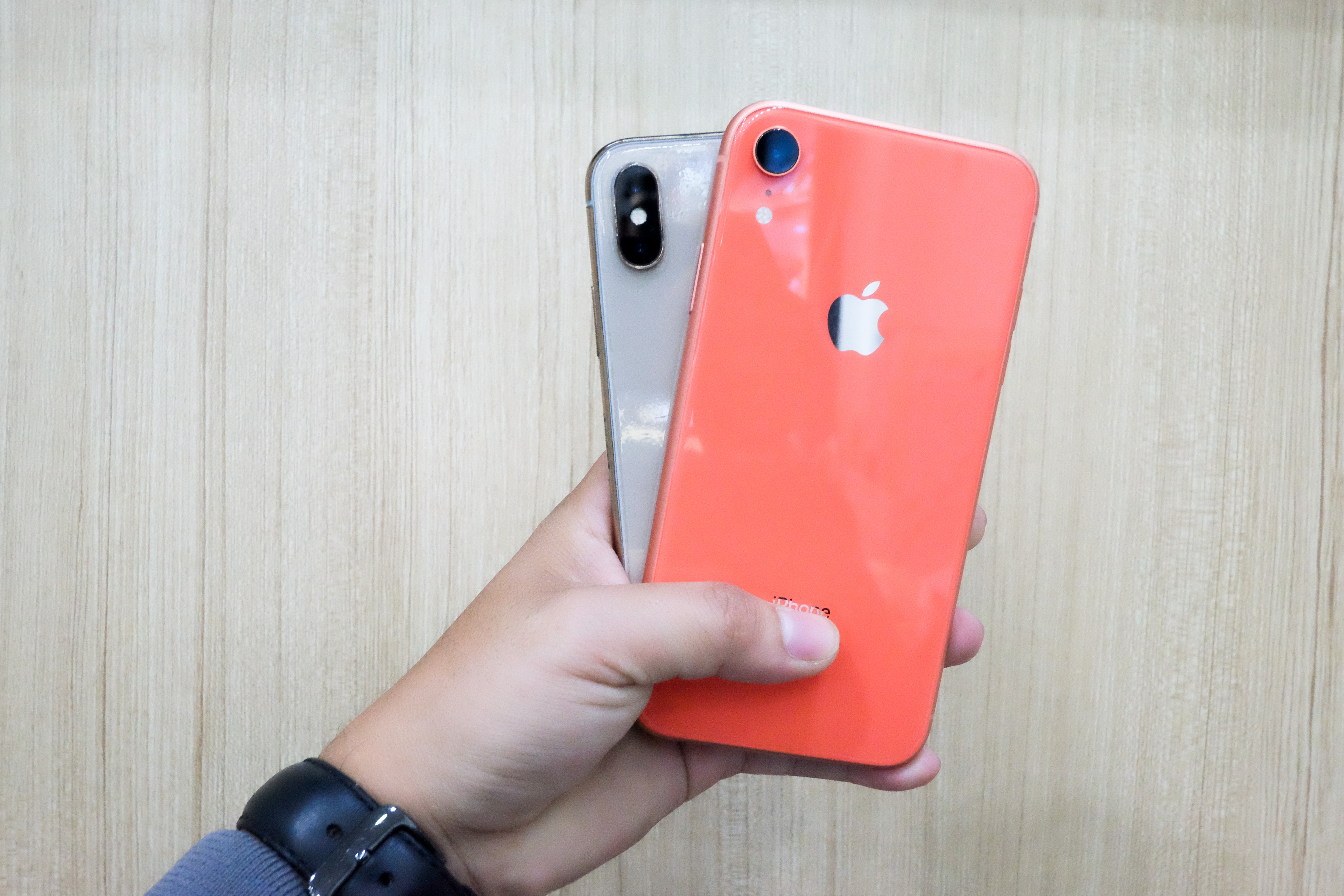 Nen mua iPhone XR hay iPhone X? hinh anh