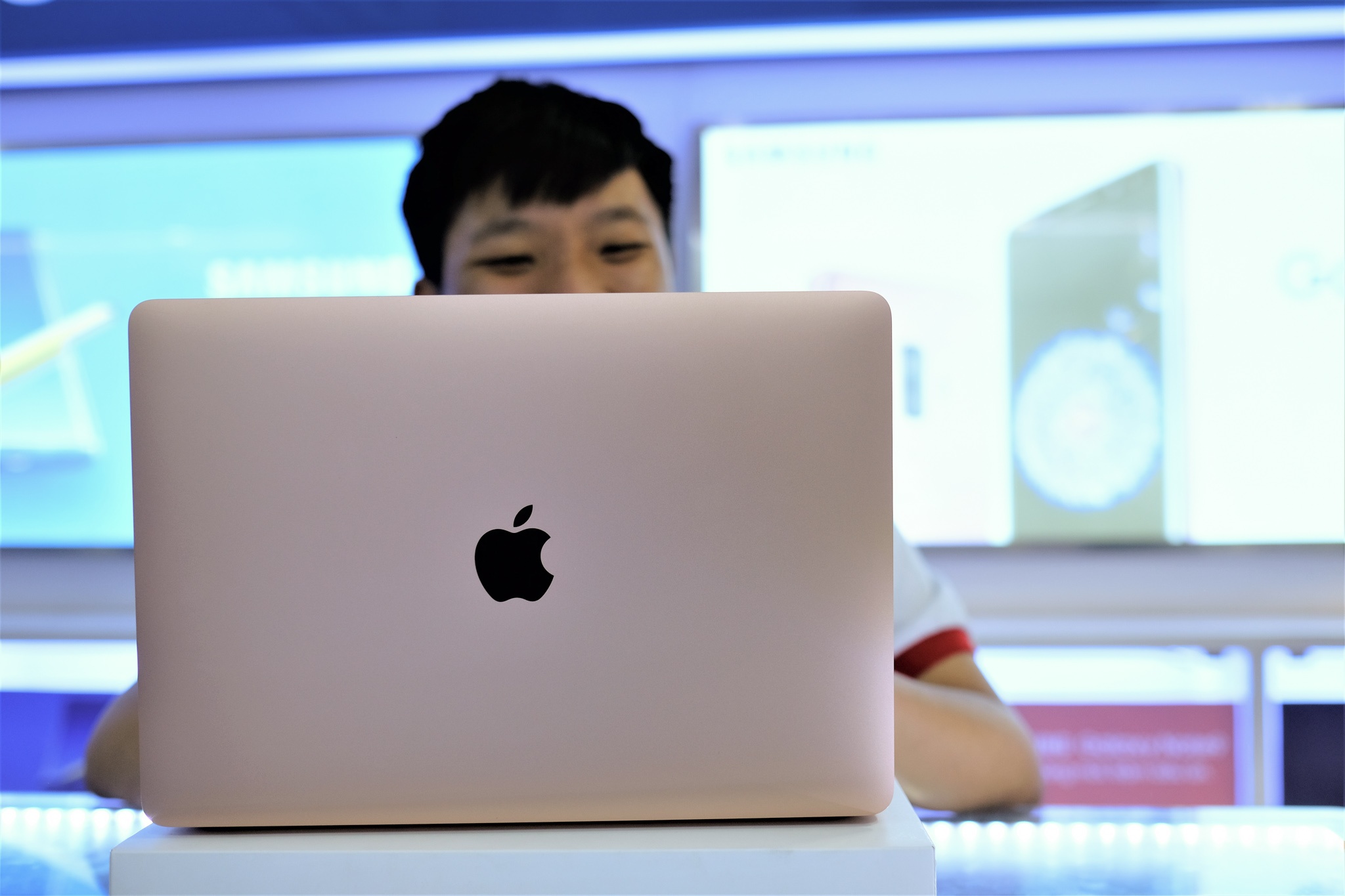 Chi tiet Macbook Air 2018 vua ve VN, gia tu 36 trieu hinh anh