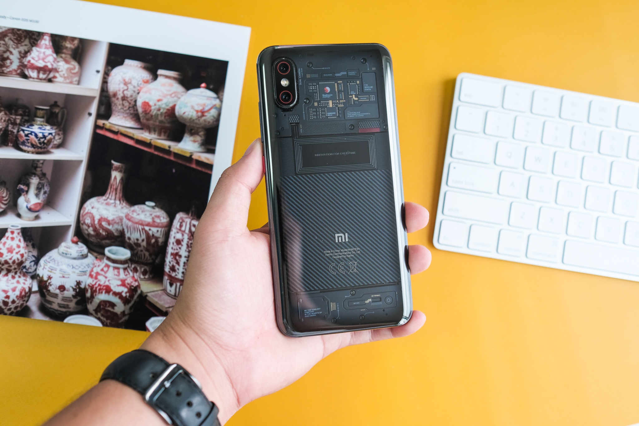 Chi tiet Xiaomi Mi 8 Pro vua ve VN - mat lung la, gia cao hinh anh