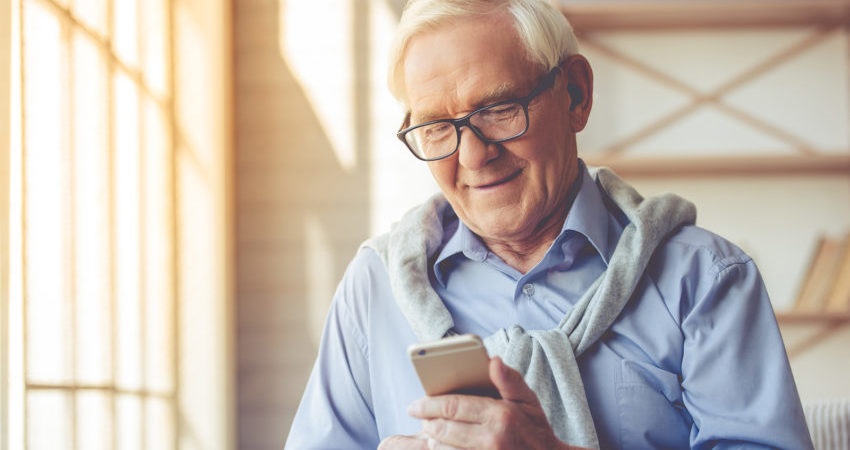 Mua smartphone nao cho nguoi lon tuoi? hinh anh