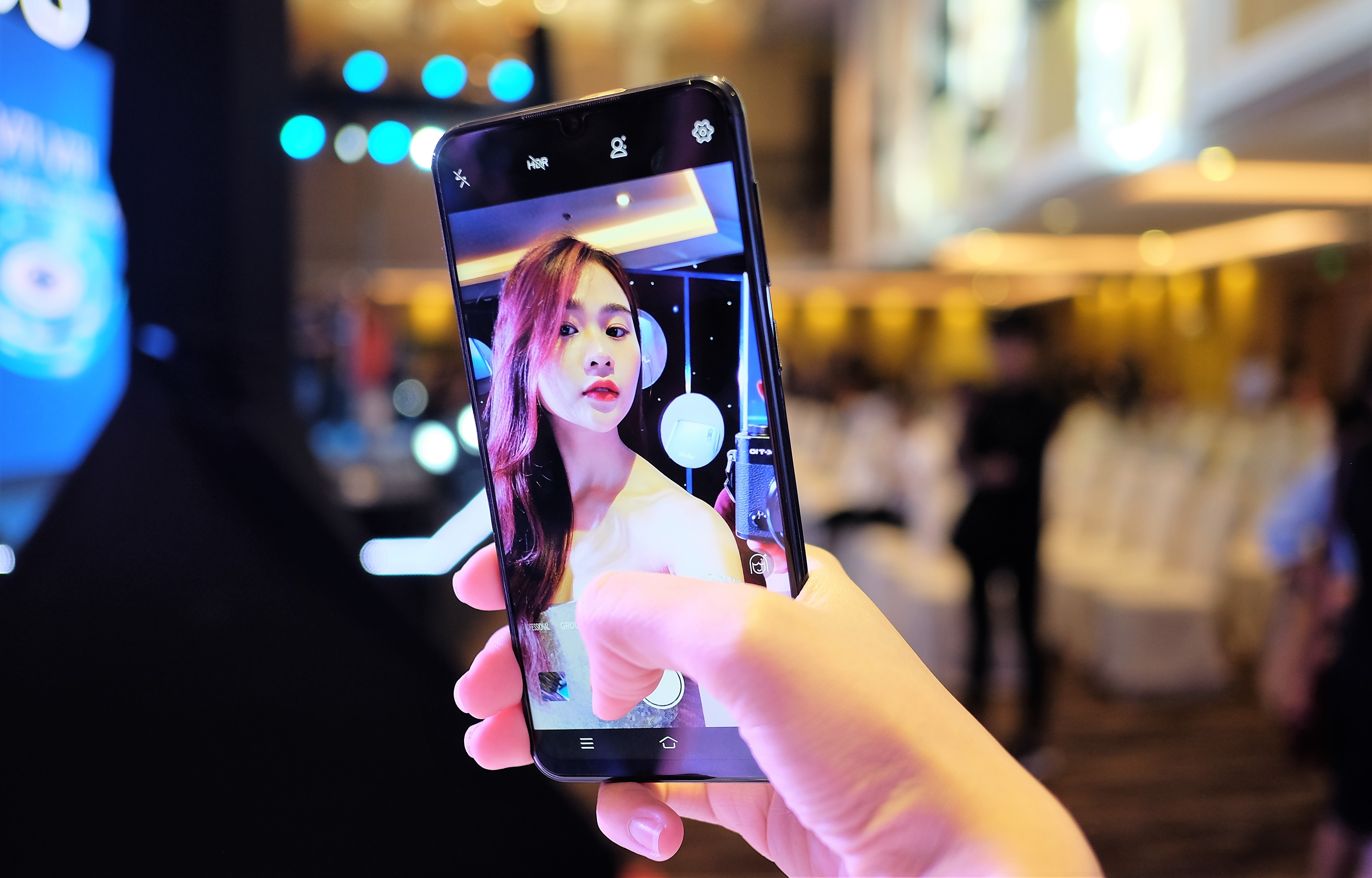Loat smartphone tam trung co camera selfie tot hinh anh