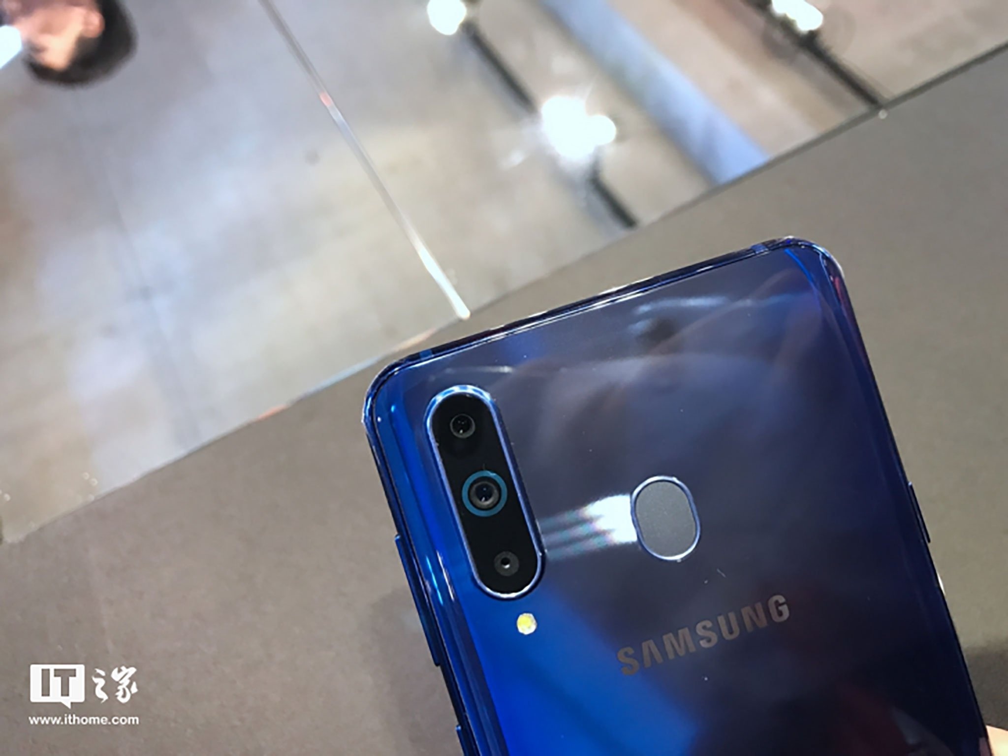 Galaxy A8s ra mat anh 6