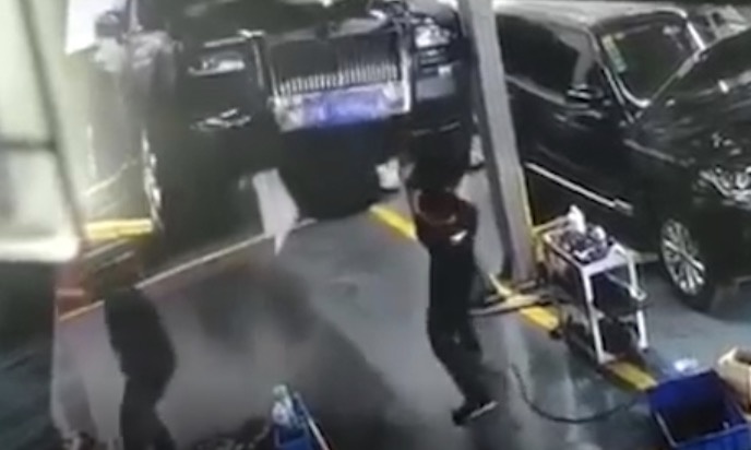 Rolls-Royce roi tu cau nang de vao tho sua xe hinh anh