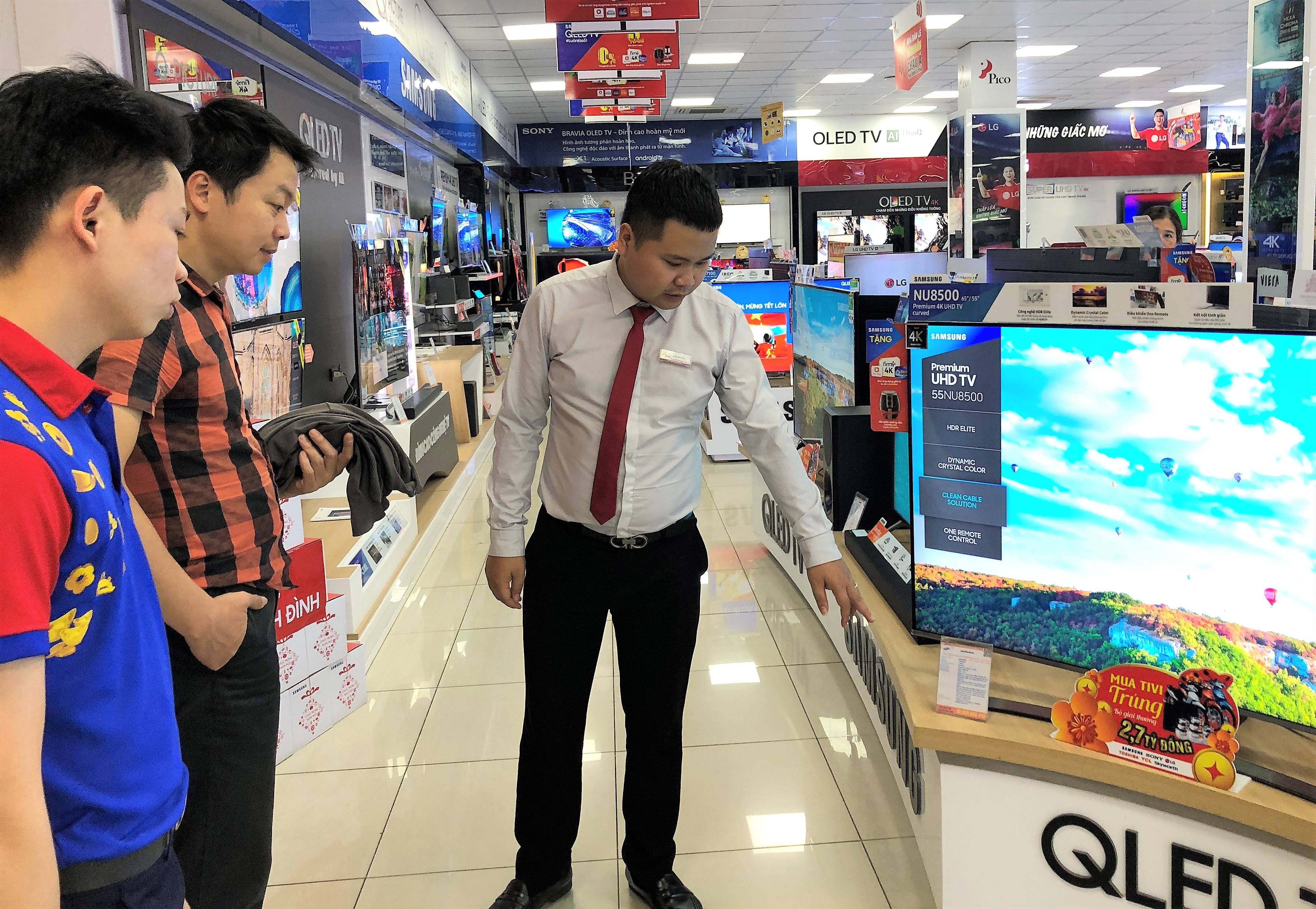 TV gia re o at 'khuay dao' cac sieu thi dien may dip Tet hinh anh