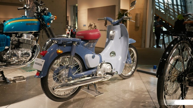 Kim vang giot le Honda Super Cub nua the ky van dep long lanh hinh anh