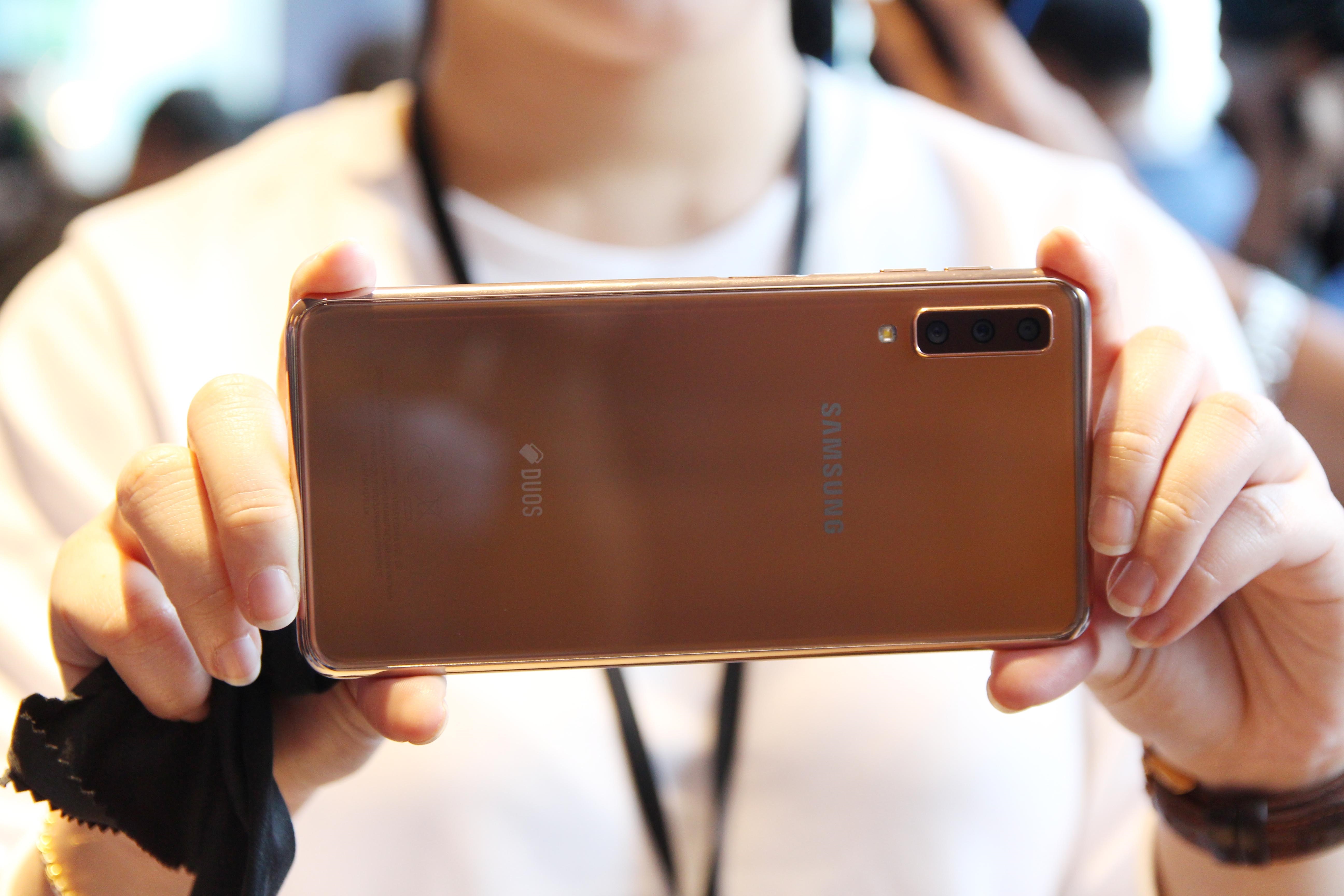 Co nen mua Galaxy A7 2018? hinh anh