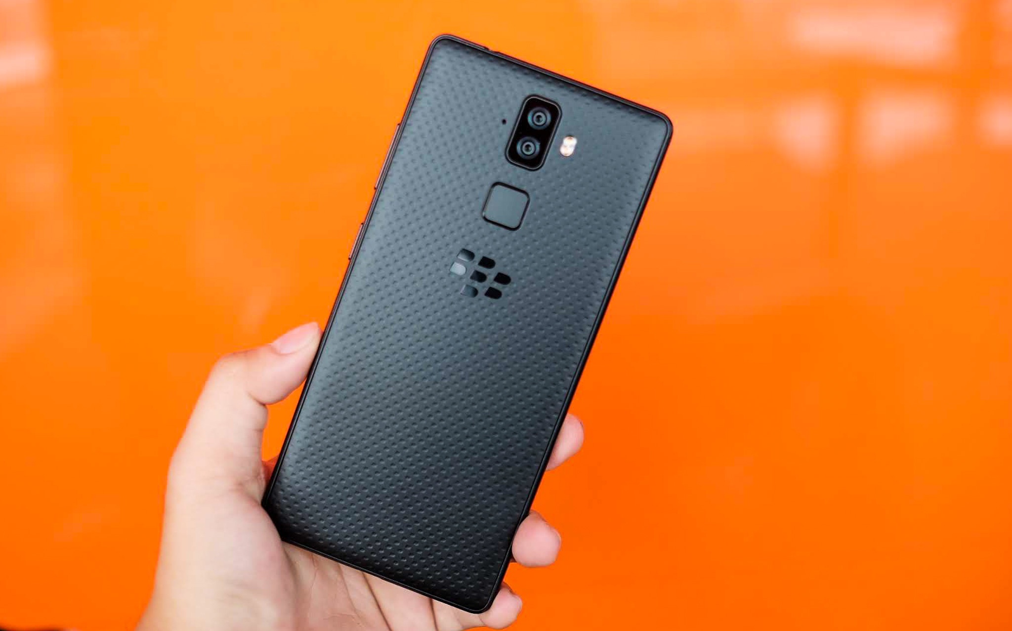 Anh chi tiet BlackBerry Evolve ve Viet Nam, gia 8 trieu dong hinh anh