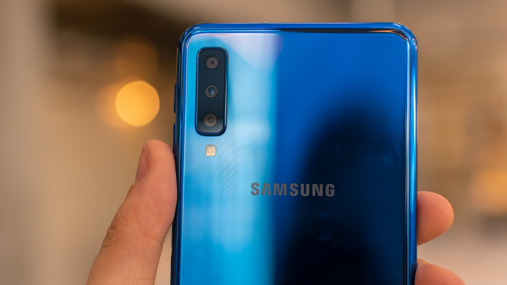 Galaxy A50 lo dien: 3 camera sau, cam bien van tay duoi kinh hinh anh
