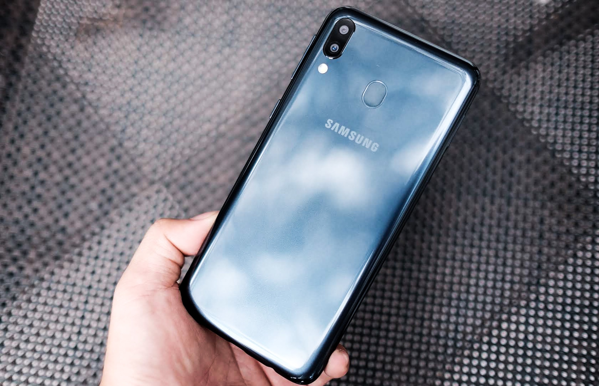 Trai nghiem Galaxy M20 anh 1