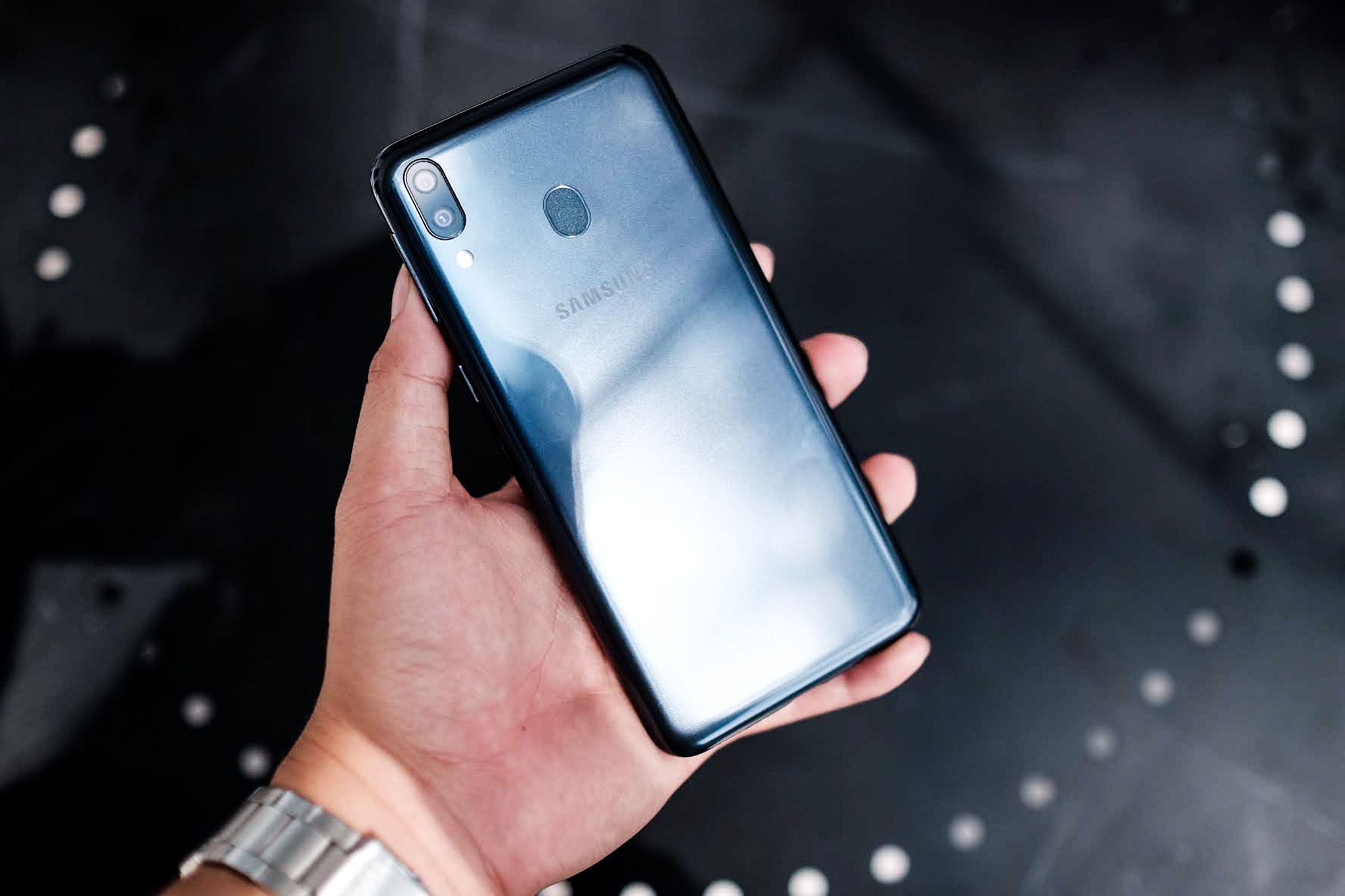 Trai nghiem Galaxy M20 anh 5