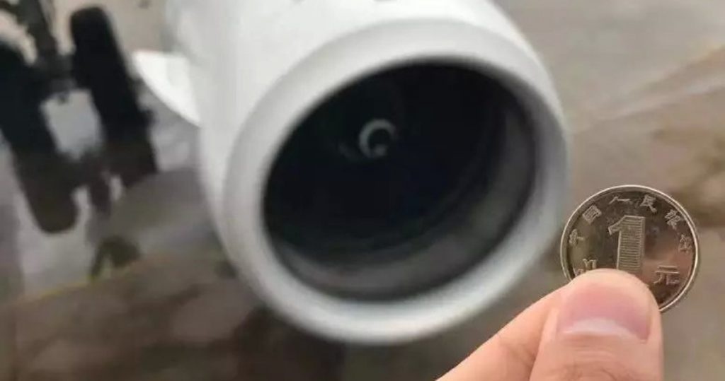 Khach Trung Quoc nem dong xu vao dong co de cau may, chuyen bay bi huy hinh anh