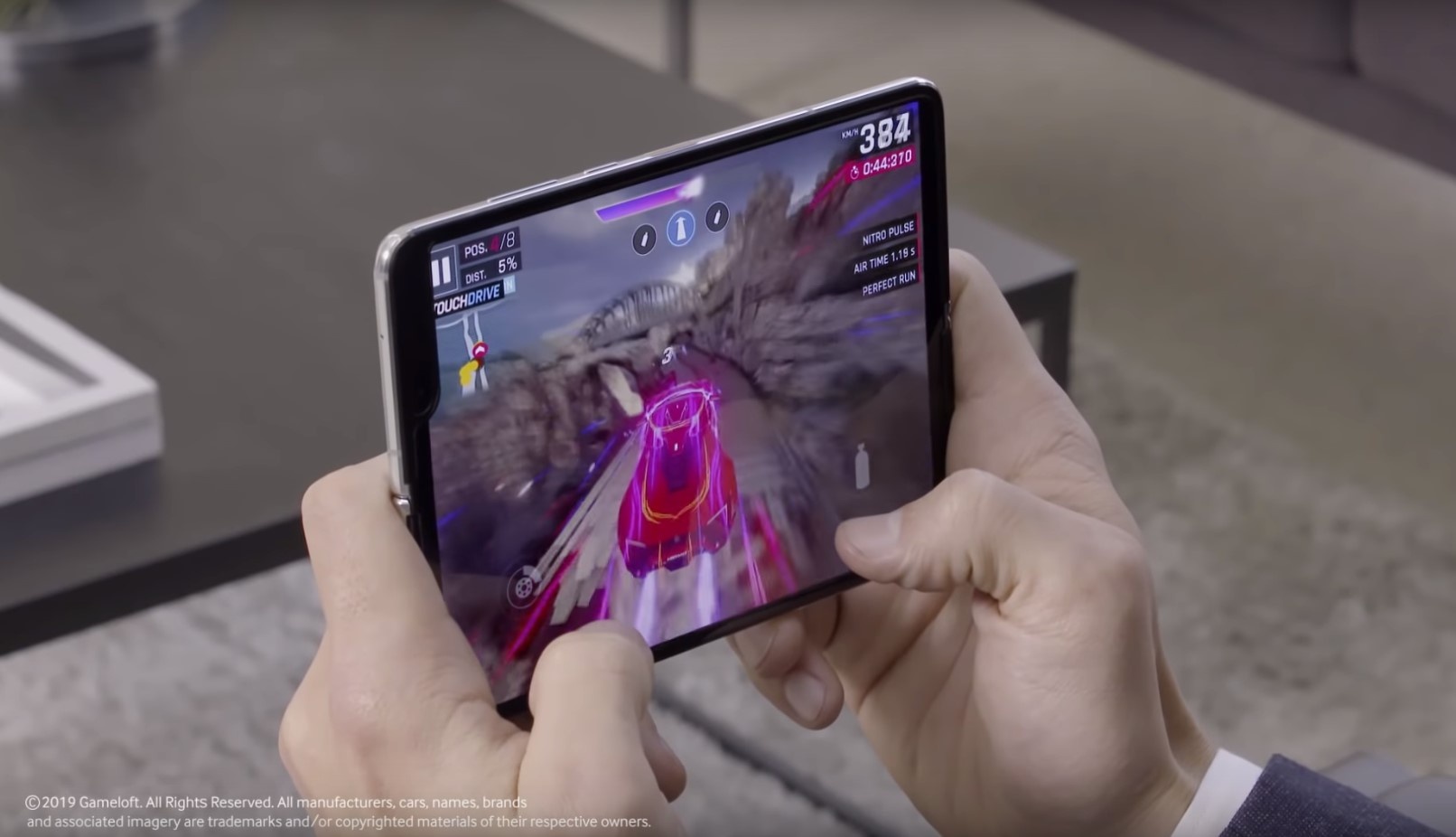 Loat anh thuc te dau tien ve Galaxy Fold tu Samsung hinh anh