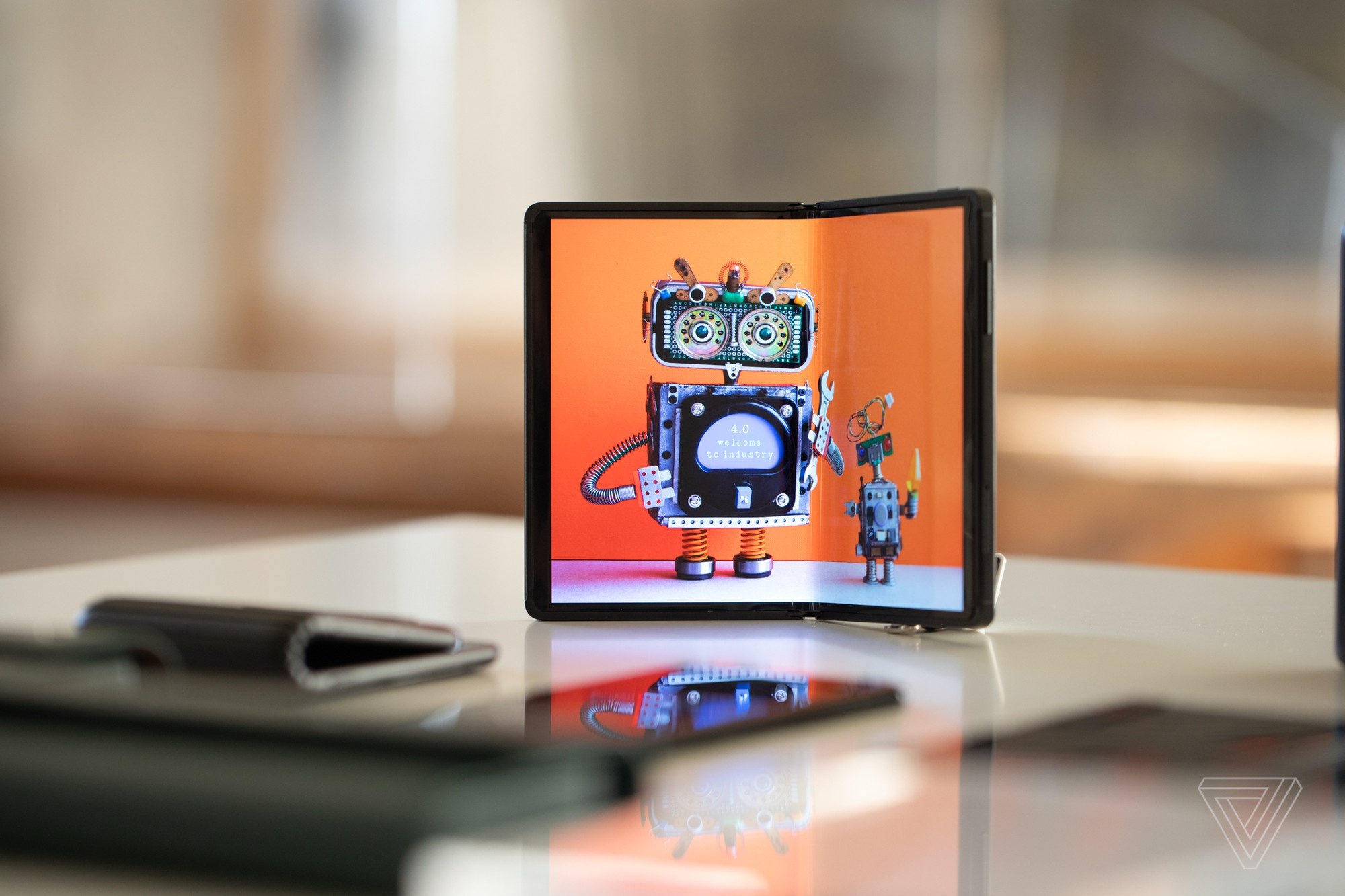 Nhung smartphone man hinh gap dau tien ra mat thi truong hinh anh