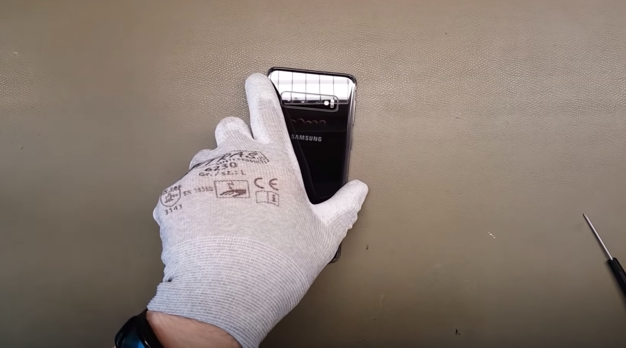 ben trong galaxy S10 anh 1