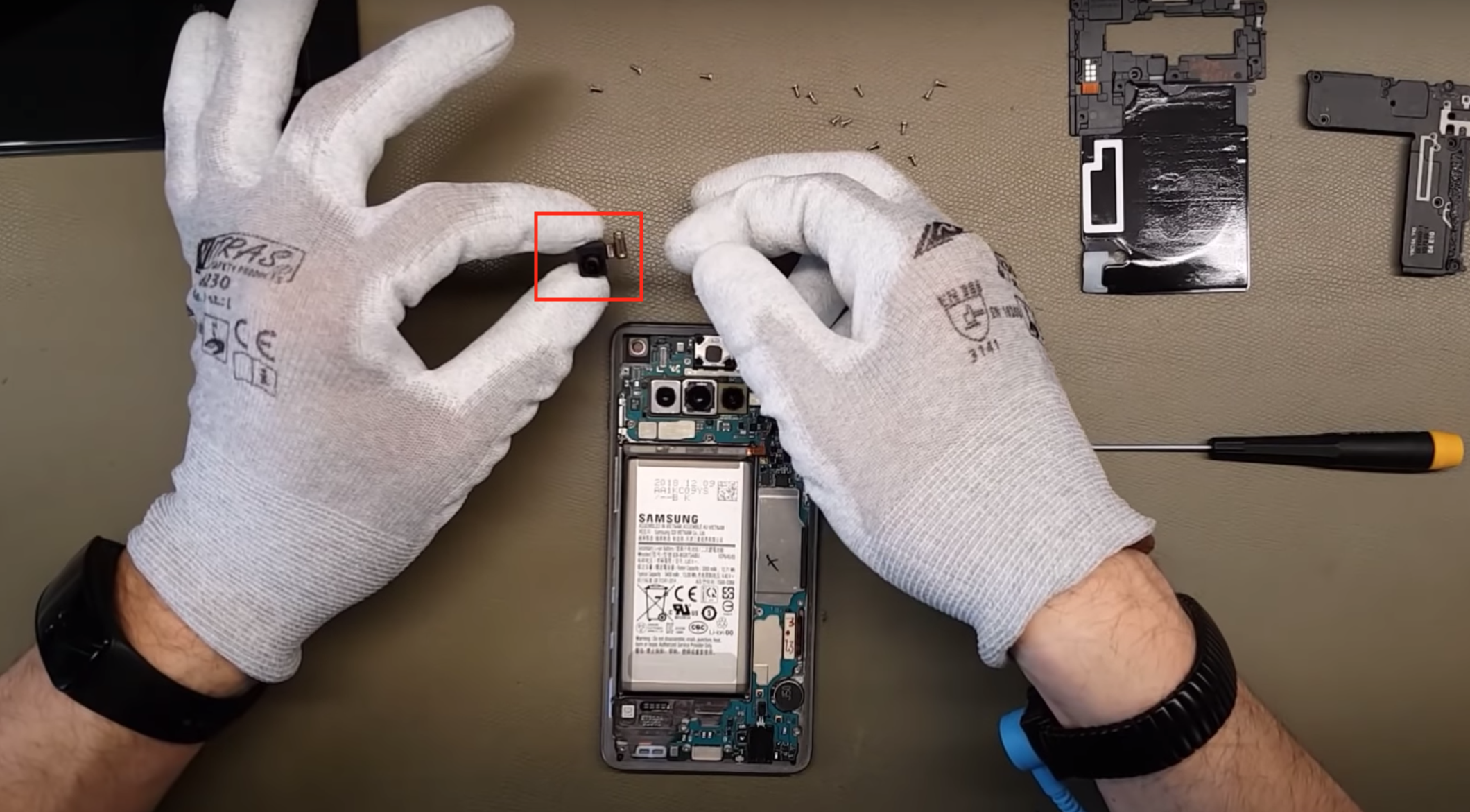 ben trong galaxy S10 anh 4