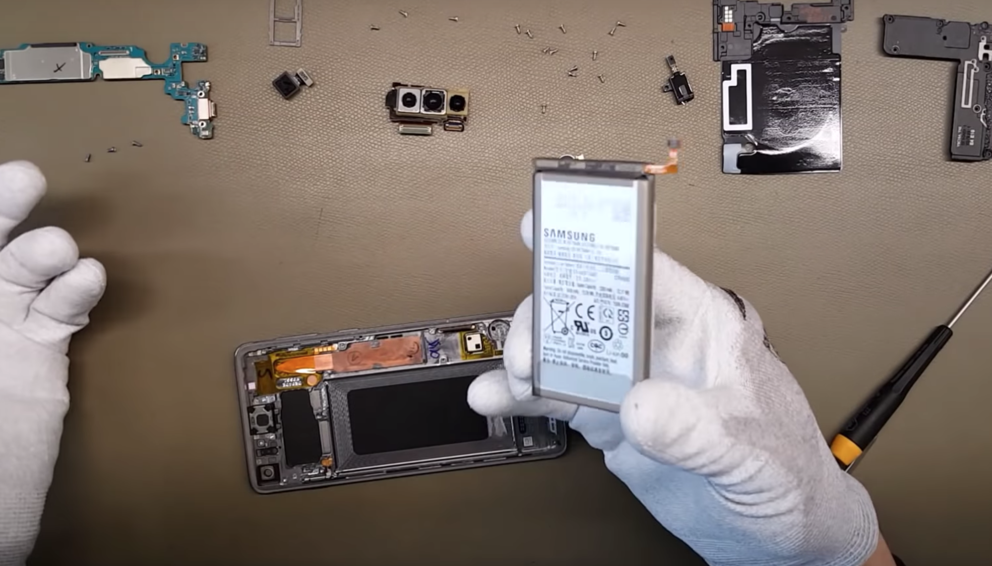 ben trong galaxy S10 anh 8