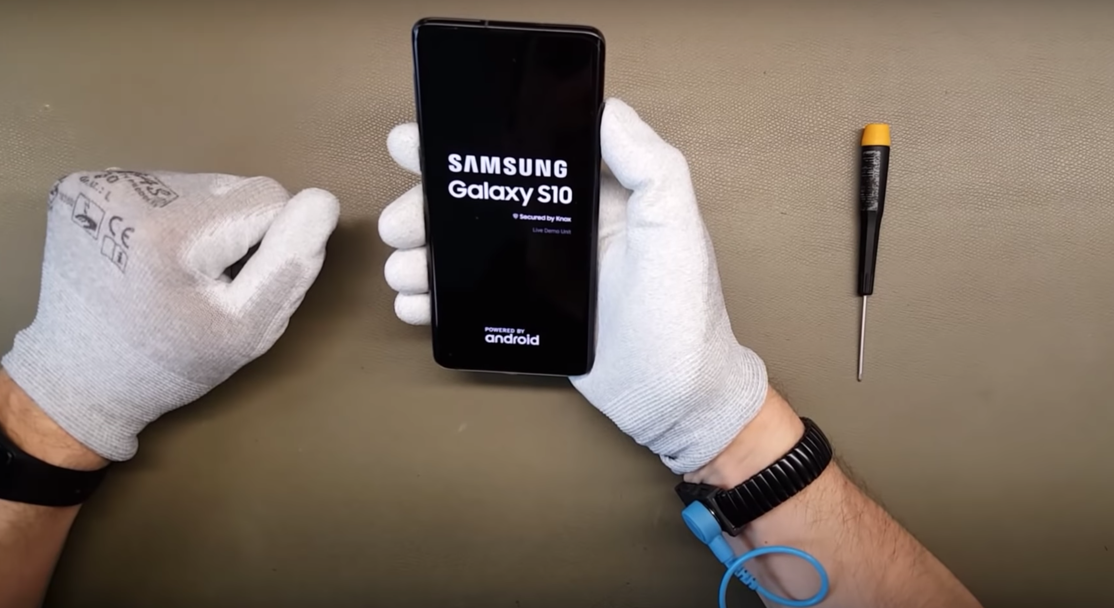 Ben trong Galaxy S10 - de thao lap, tan nhiet buong hoi hinh anh