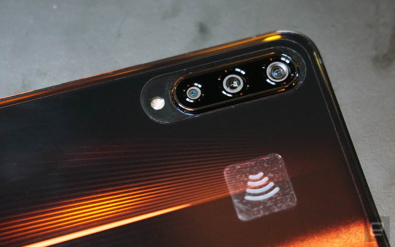 Vivo iQOO ra mat anh 4