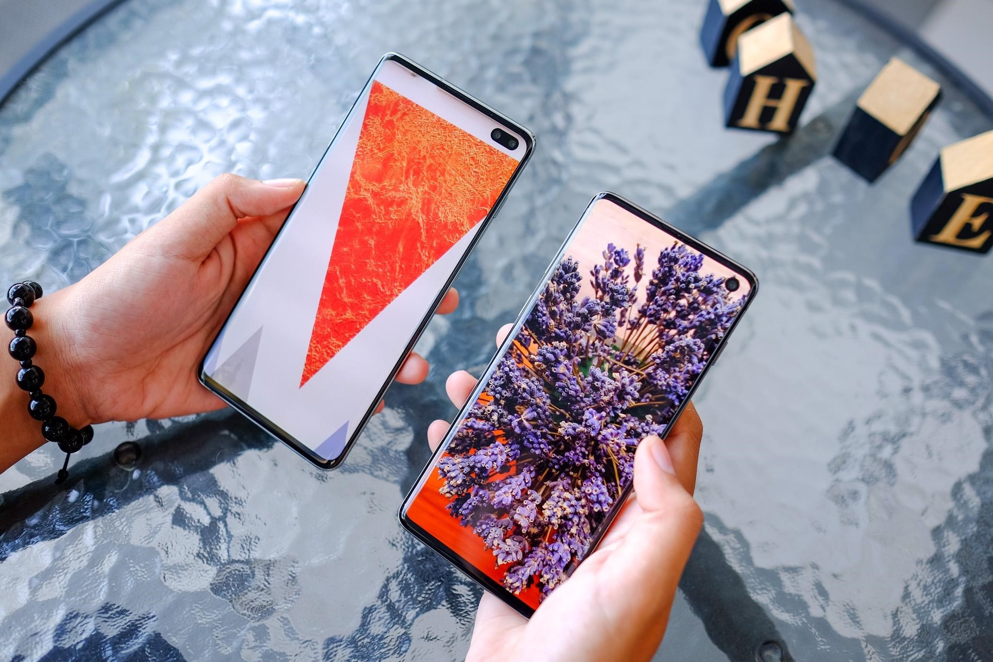Galaxy S10 co man hinh gan nhu hoan hao hinh anh