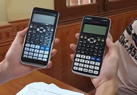 Hoc sinh nay bien iPhone thanh may tinh bo tui trong lop hoc hinh anh