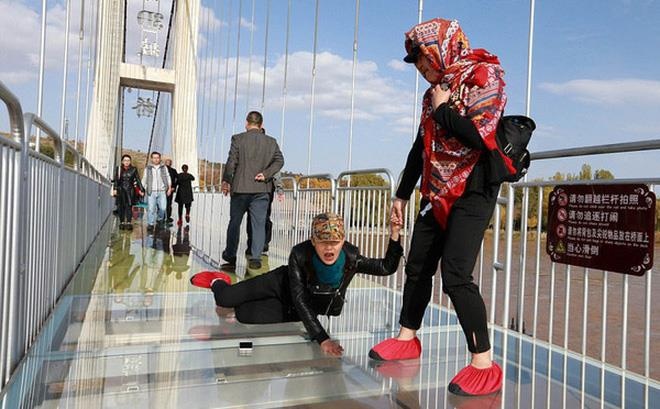 Cau treo Trung Quoc gia nut toac, du khach hoang hot hinh anh