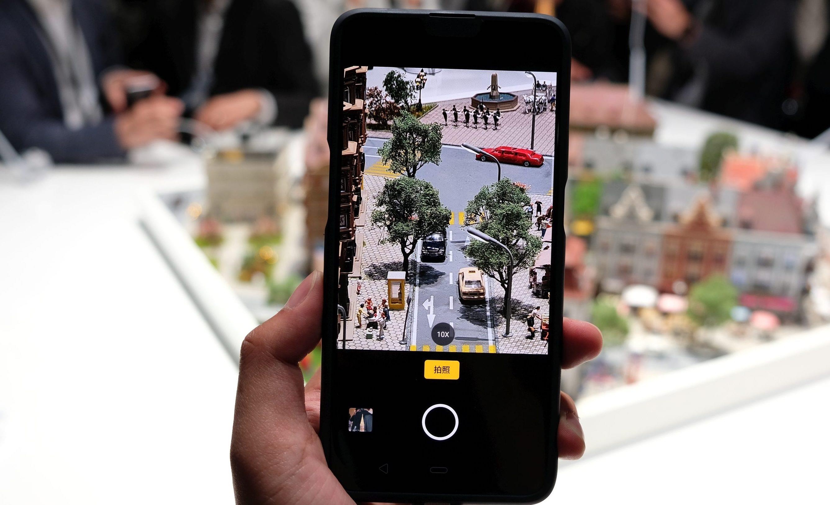 Smartphone co ong kinh tiem vong anh 2