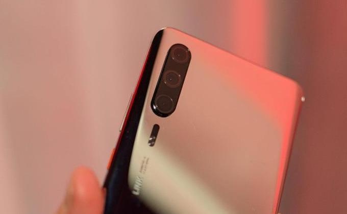 Smartphone co ong kinh tiem vong anh 1