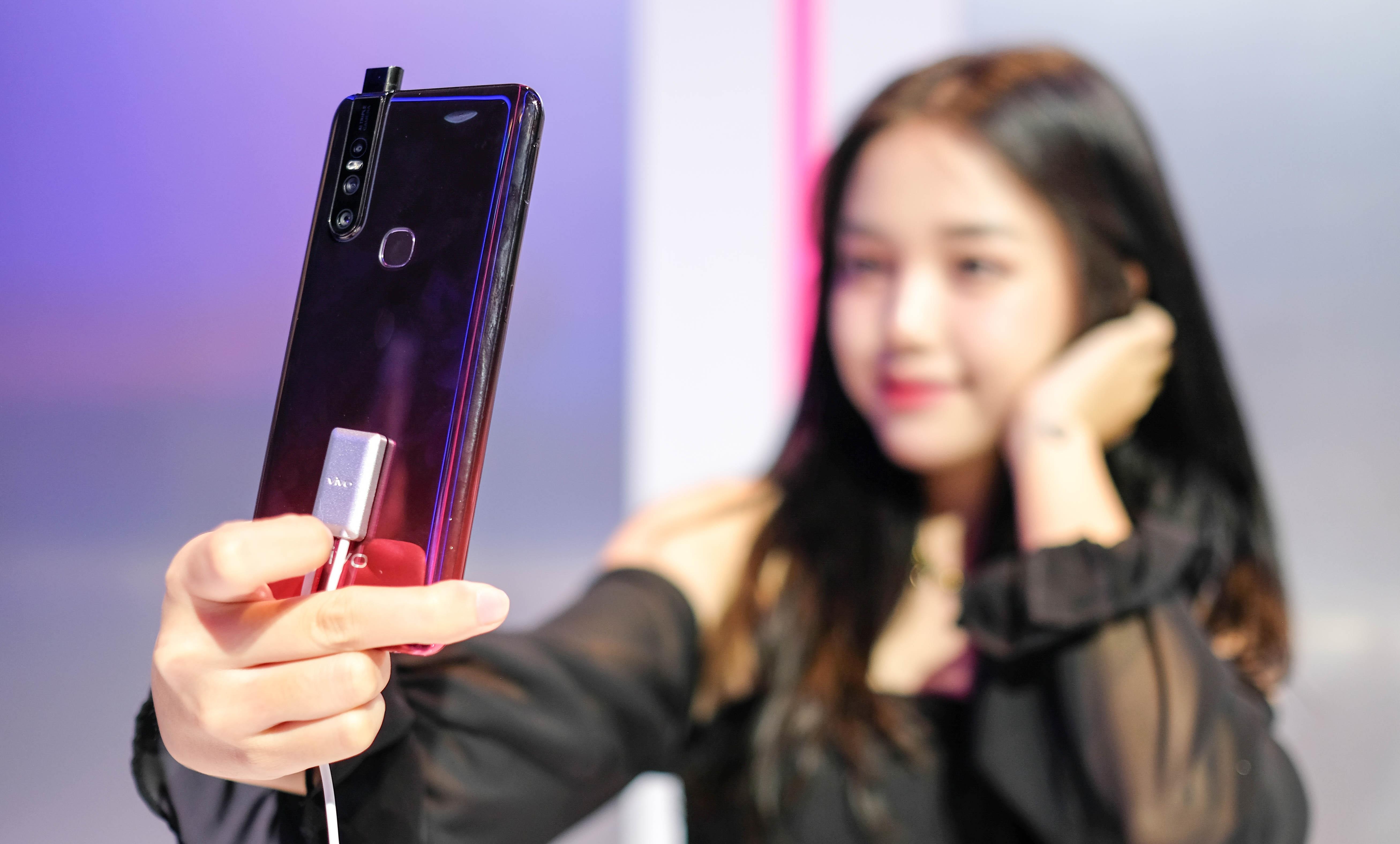 Trai nghiem Vivo V15 anh 1