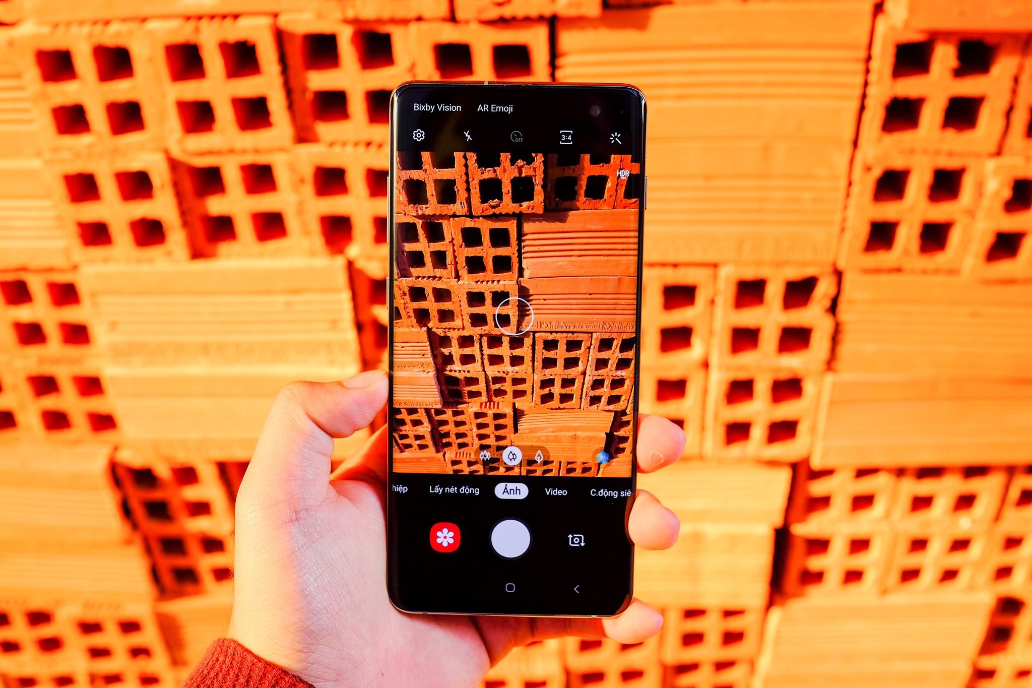 2 meo giup chiec Galaxy S10 tro nen loi hai hon hinh anh