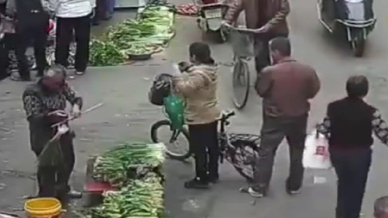 Dung dua trom dien thoai tren pho o Trung Quoc hinh anh