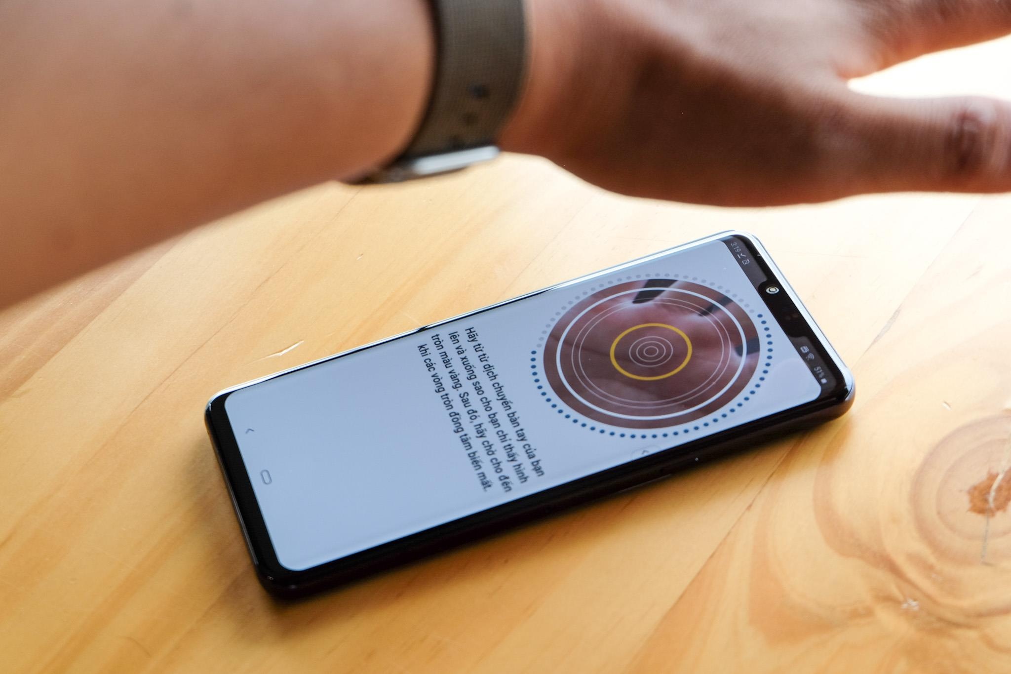 LG G8 ThinQ ve VN - mo khoa bang long ban tay, gia 17 trieu hinh anh