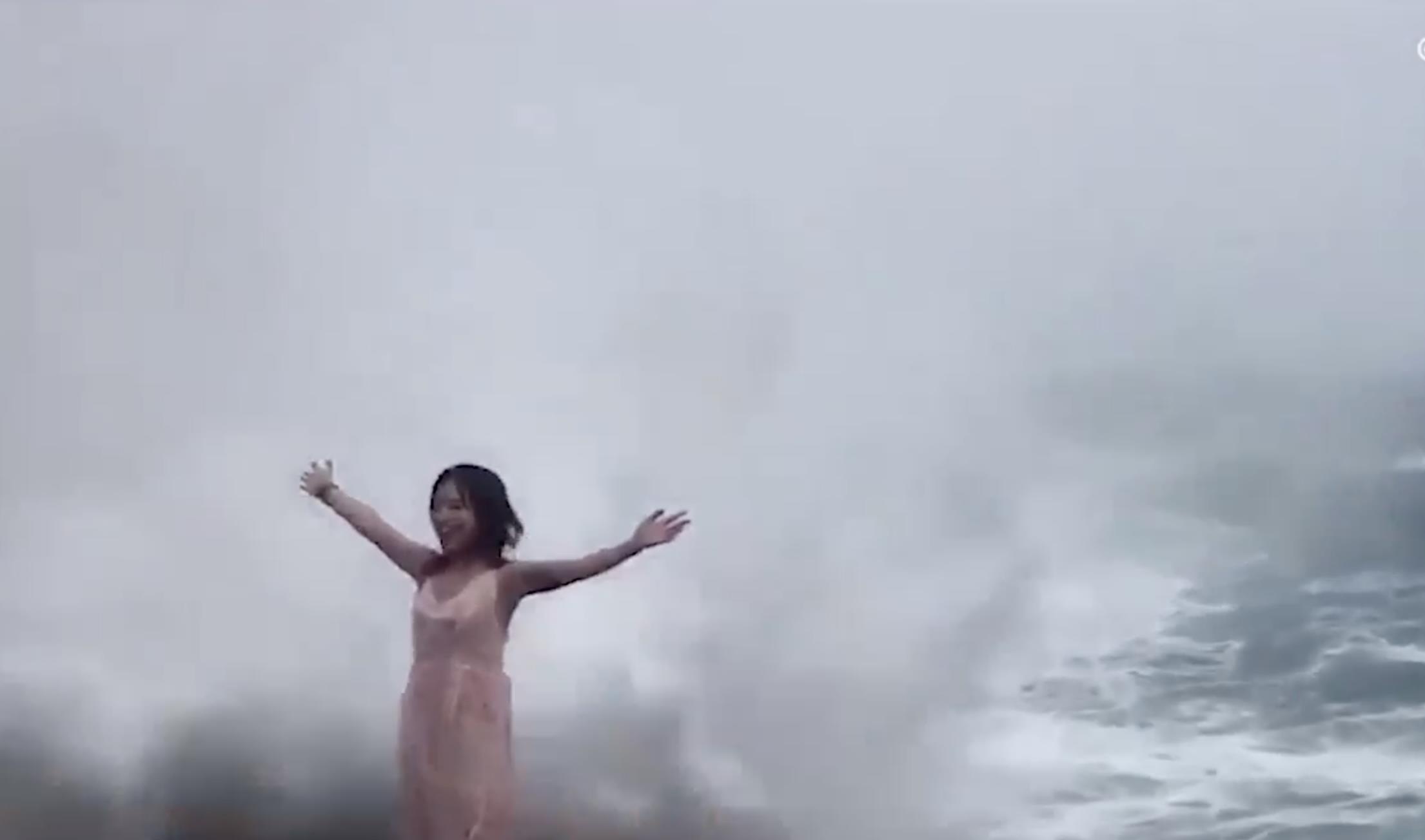 Co gai suyt chet vi song danh khi chup anh o vach da Bali hinh anh