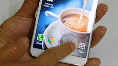 Ao thuat bang smartphone: Dua dong xu vao trong man hinh hinh anh