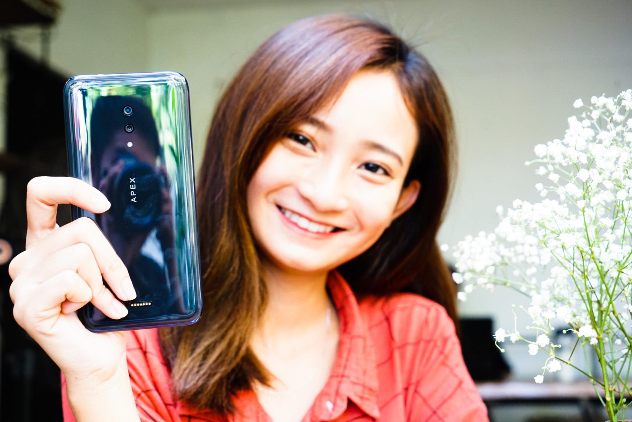 Smartphone khong lo, khong camera selfie ve Viet Nam hinh anh