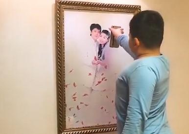 Cau be dung anh cuoi cua bo me de mo khoa dien thoai hinh anh