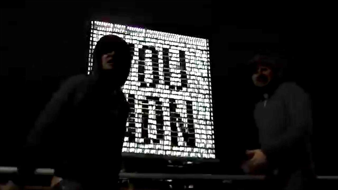 Hacker bien he thong den cua toa nha thanh game ban xe tang hinh anh